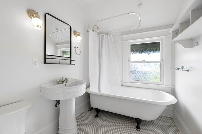 Building Photo - Beautifully Restored 3-Bedroom Home in Historic Section of Oregon City
