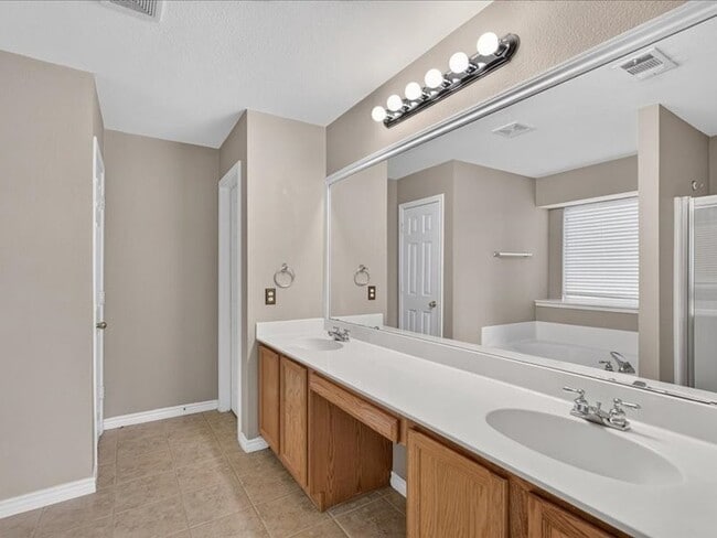 Building Photo - 5912 Meadowglen Dr