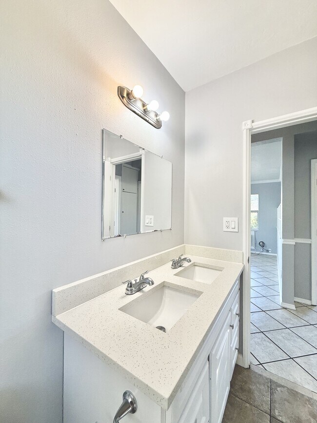 Building Photo - 7111 Onyx Dr N