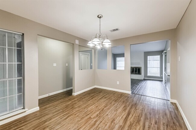 Building Photo - 26 W Broken Oak Ct