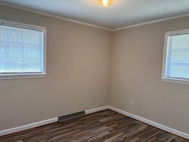 Building Photo - 3 BED, 1 BATH BRICK HOME