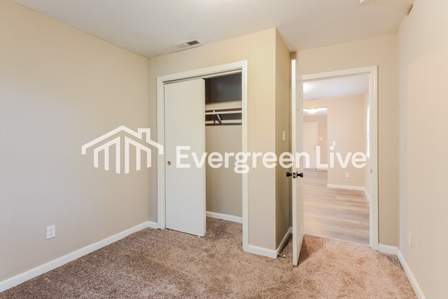 Building Photo - 114 S Sheridan Ave