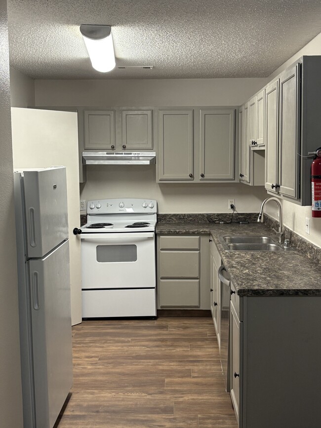 kitchen pict 1 - 2920 Dawn Ct