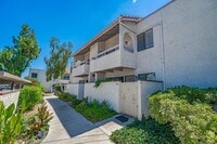 Building Photo - Remodeled 2 Bedroom Condo for Rent in Newhall!