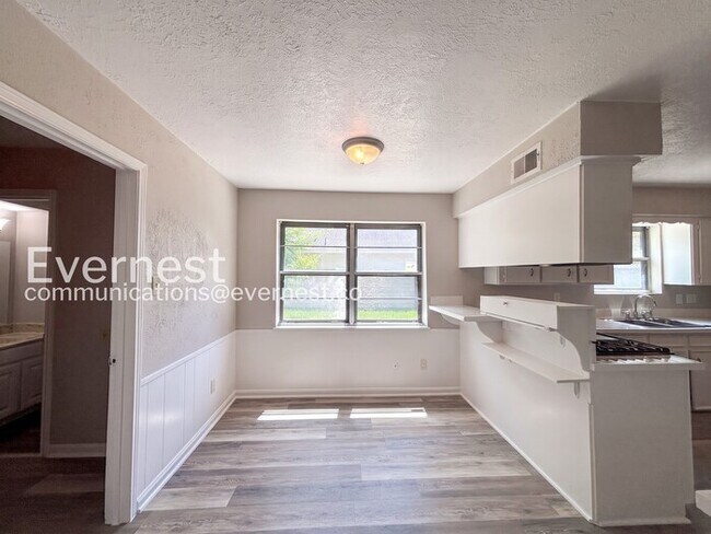 Building Photo - 3 Bed/2.5 Bath Home with Fenced Yard & Detached Garage / Pet-Friendly / Available Now!
