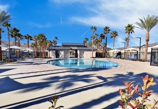Building Photo - BEAUTIFUL PET FRIENDLY 3 BEDROOM 3 BATH TR...