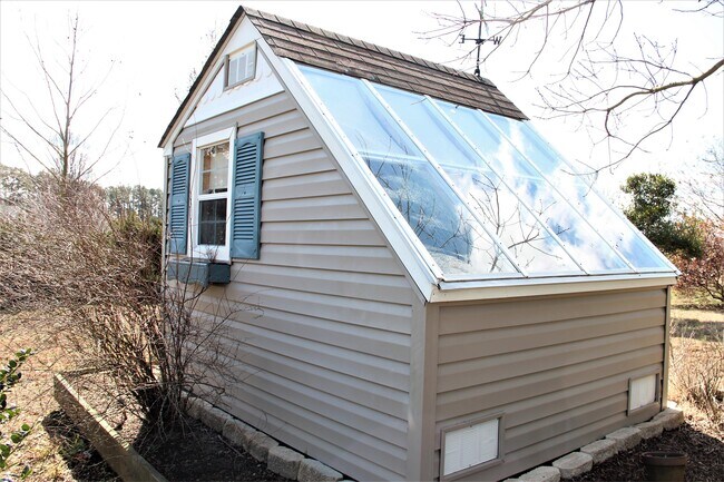Building Photo - 205 Queenswood Blvd