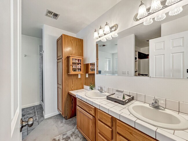 Building Photo - HUGE GARAGE BIGGER HOUSE