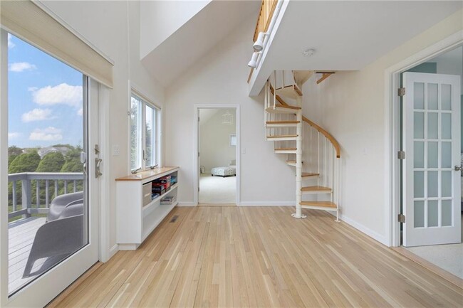 Building Photo - 295B Carpenter Dr