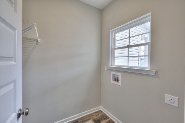 Building Photo - 1/2 OFF First Month!!...Beautiful 3 Bedroom Townhome in Manchester!
