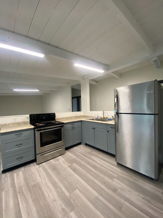 Building Photo - Beach House Rental in Waianae - Available Now
