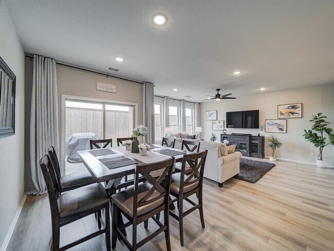 Building Photo - 2218 Maplewood Dr