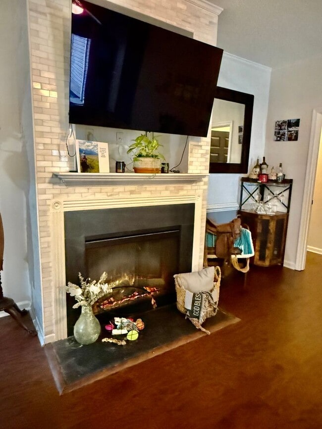 Building Photo - 3BD/2BA Updated Ranch on a Wooded Lot- Two...