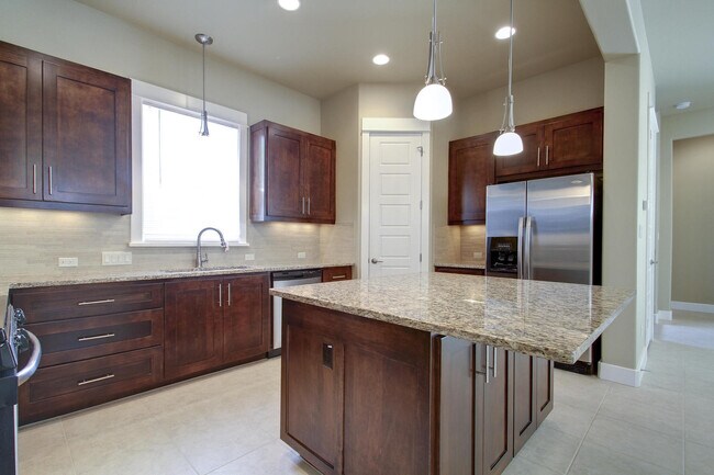 Building Photo - UT PRE-LEASE: Wood Floors, North Campus, Large Living Space, 2011 Construction, Custom High End K...