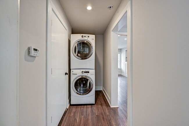Building Photo - Stunning 1920´s Duplex located in the Hear...