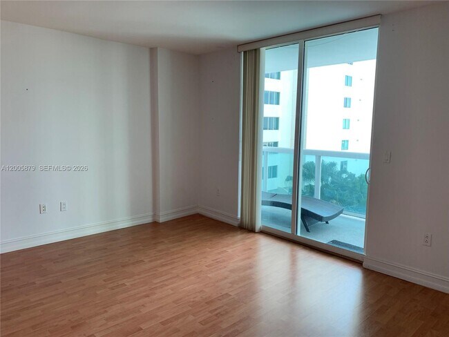 Building Photo - 1800 N Bayshore Dr