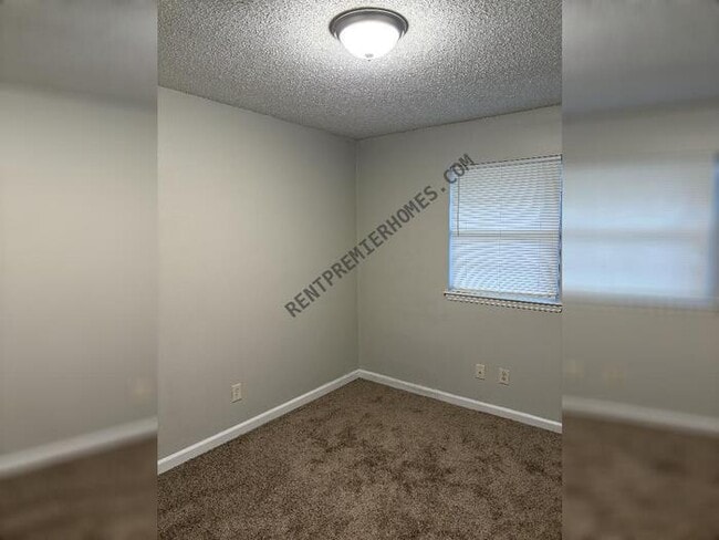 Building Photo - 8403 Woodview Dr E