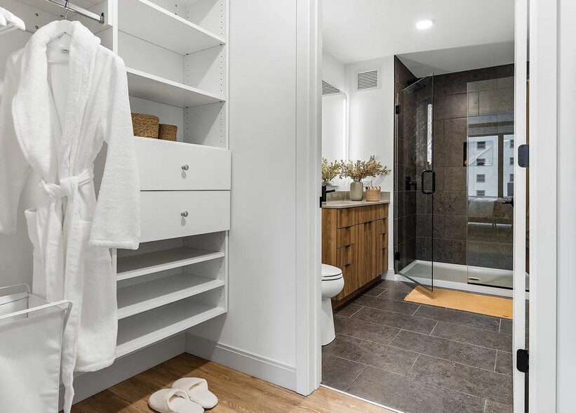 Building Photo - 515 N St Clair St