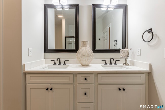 Building Photo - 7 Loomis Rd