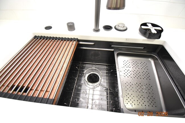 Building Photo - 623 Honeysuckle Dr