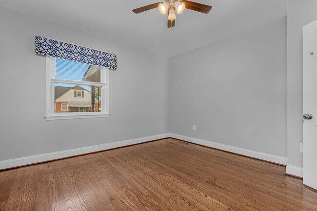 Building Photo - 4923 Lasalle Ave