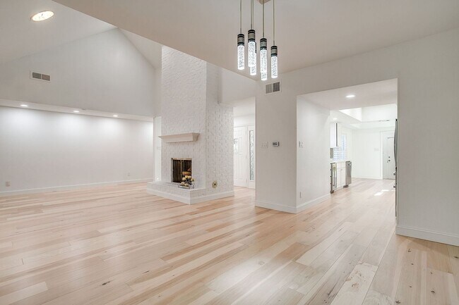 Building Photo - Easy Townhouse Living