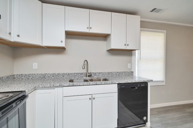 Building Photo - Move-In Ready 4BR with Renovated Interiors...