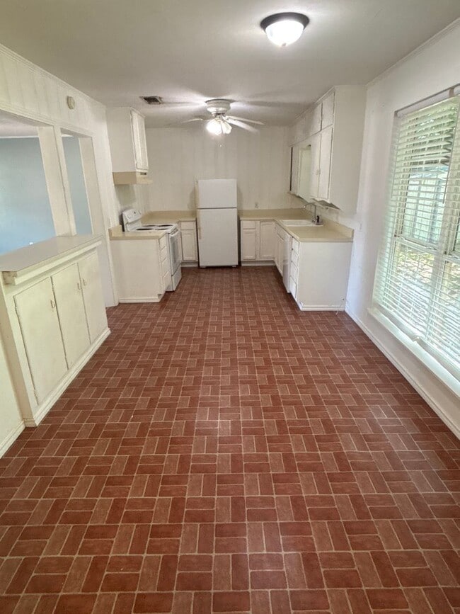 Building Photo - Cute 2/2/1 in the heart of Pollard Park area!