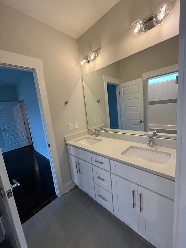 Building Photo - 413 35th Ave N