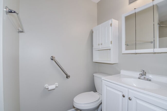 Building Photo - Updated 3 Bed 2 Bath off Columbia Rd