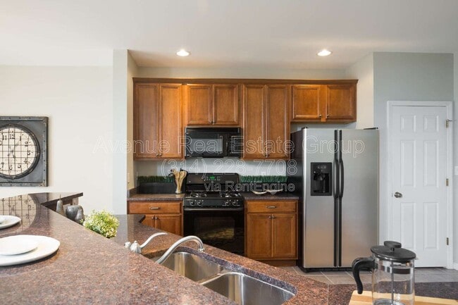 Building Photo - 8947 Hilltop Manor Dr