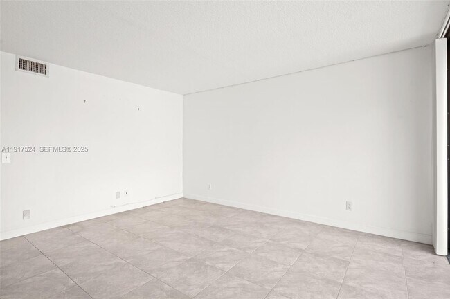 Building Photo - 1017 NW 124th Ave