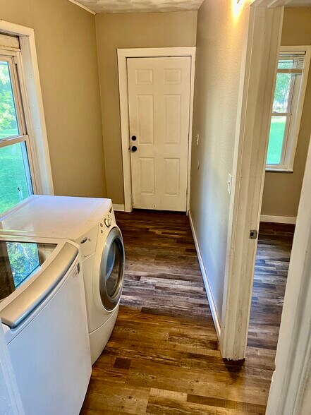 Building Photo - 729 W Cavour Ave