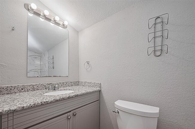Building Photo - 2226 Rainbow Dr