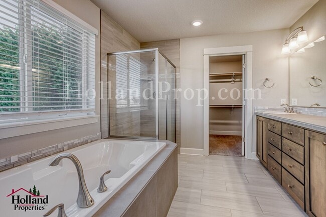 Building Photo - Beautiful 4-bedroom, 3-bathroom residence in desirable Hillsboro, OR.