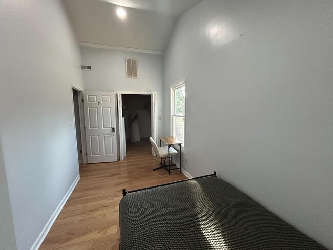 Building Photo - 900 Newcombe Rd