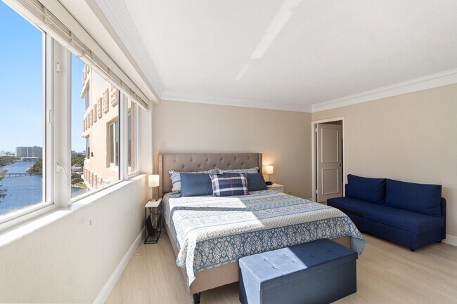 Building Photo - 3000 Holiday Dr