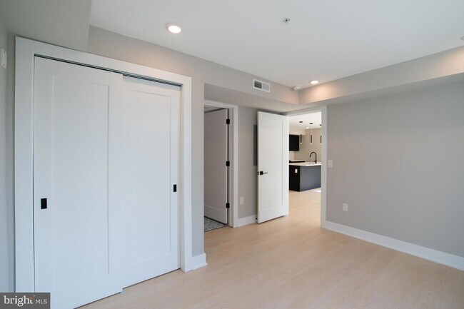 Building Photo - 6604 Ridge Ave