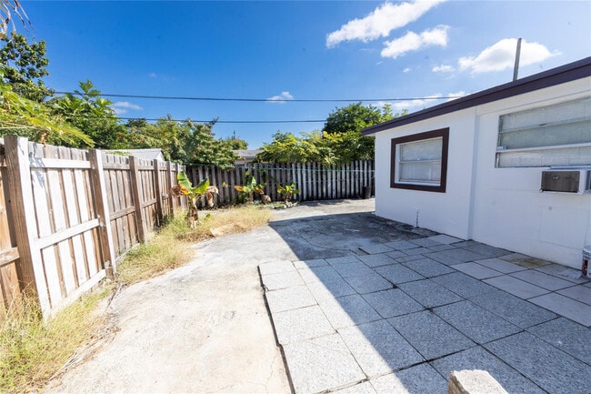 Building Photo - 2510 NE 3rd Ave