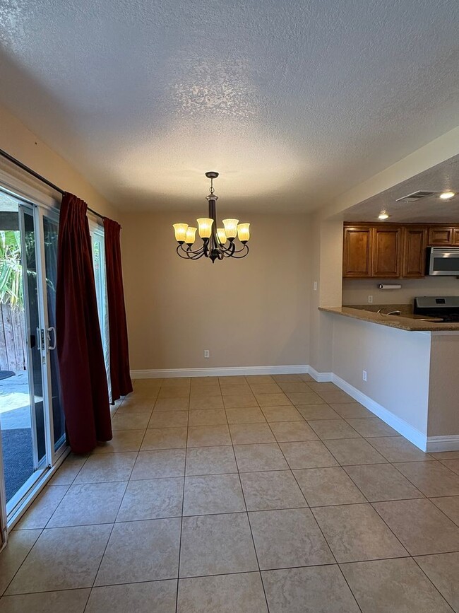 Building Photo - Lovely 3 bed  2 1/2 bath