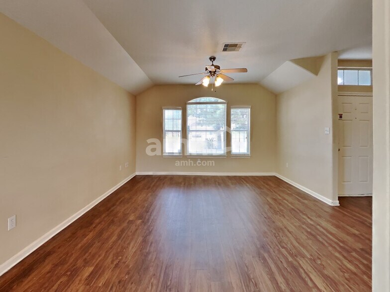 Building Photo - 1800 Northampton Dr
