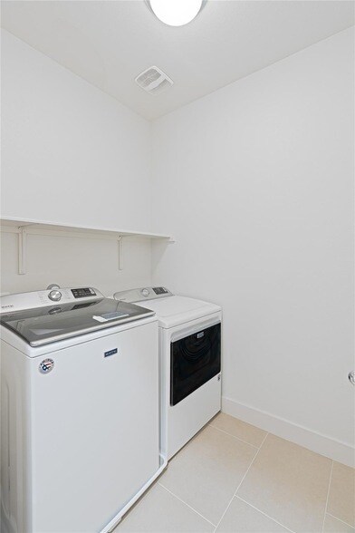 Building Photo - 1241 Summerbrooke Cir