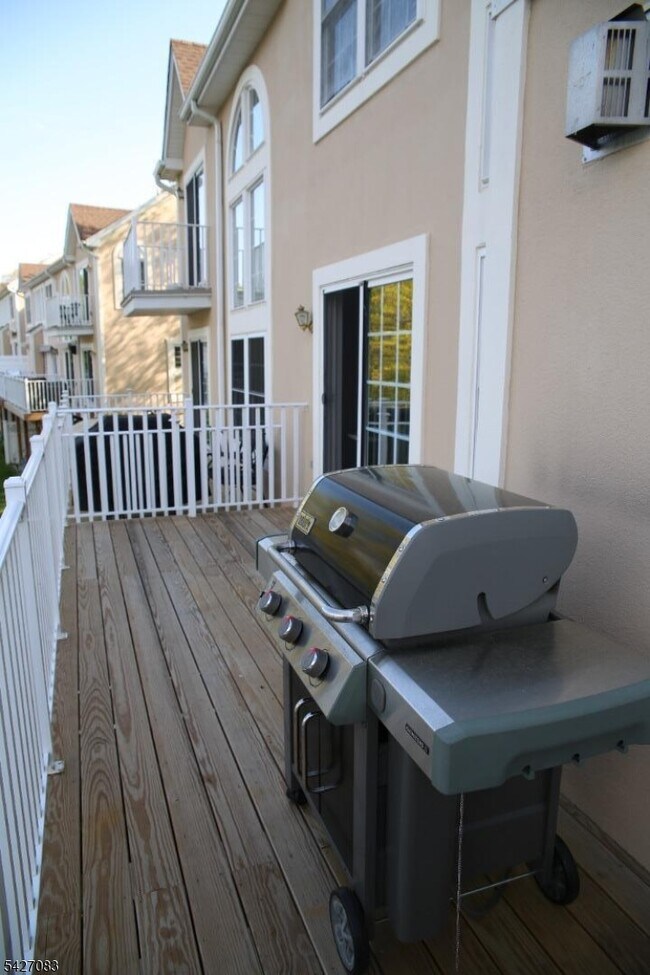 Building Photo - 18 Rosewood Ct