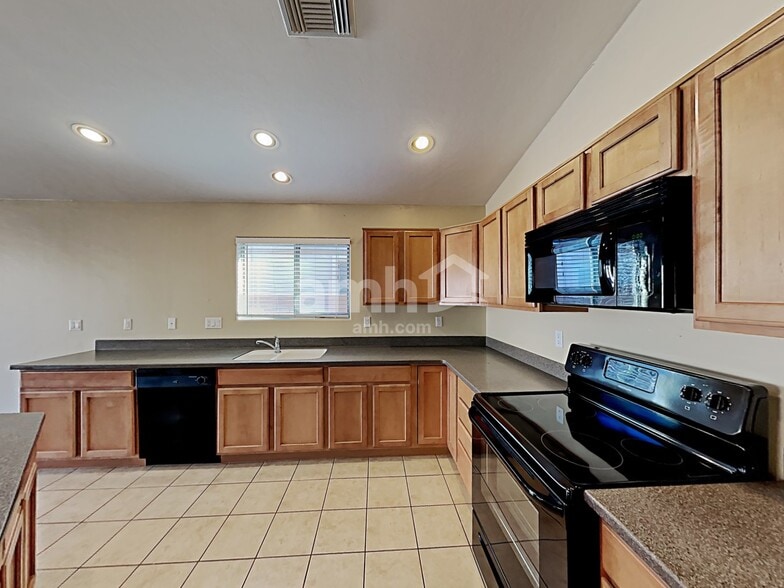 Building Photo - 4013 E Shadow Branch Dr