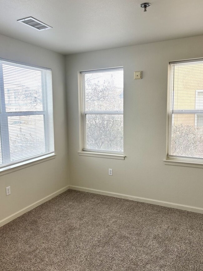 Building Photo - Newly updated 3bd 2.5 bath townhome for rent Aurora CO 80012