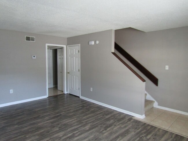 Building Photo - 1100 Pineland Ave