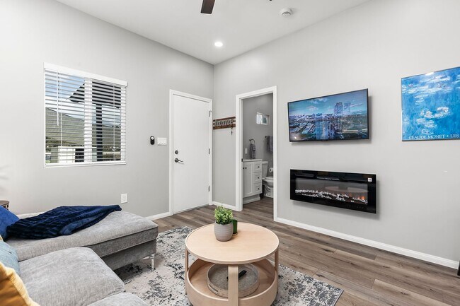 Building Photo - Newly furnished and remodeled 2 bed 2 bath!