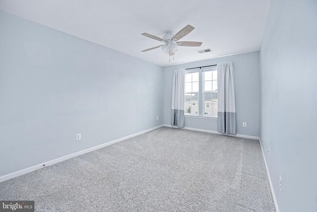 Building Photo - 214 Almond Dr