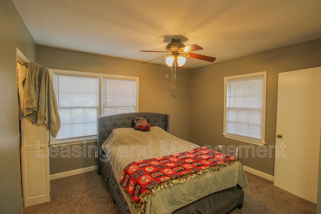 Building Photo - 1709 Mulmar St