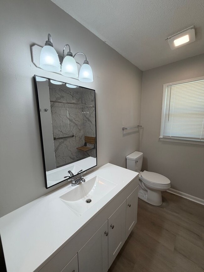 Building Photo - Charming 1,025 sq ft single-family home offering 3 bedrooms and 2 full bathrooms—perfect for comf...